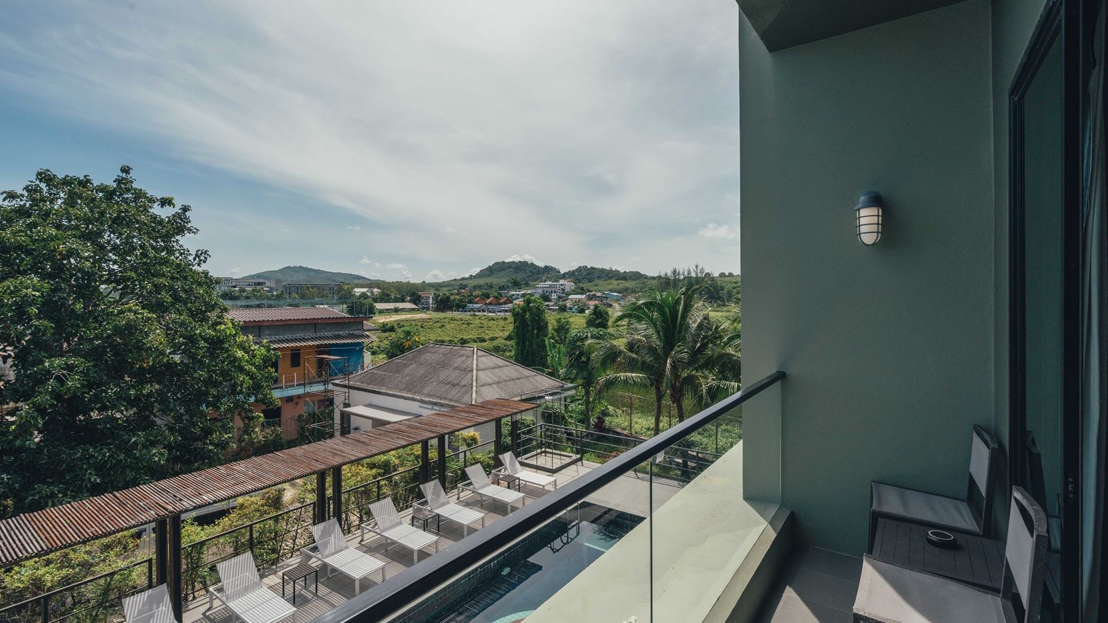 rooms-deluxe-pool-view