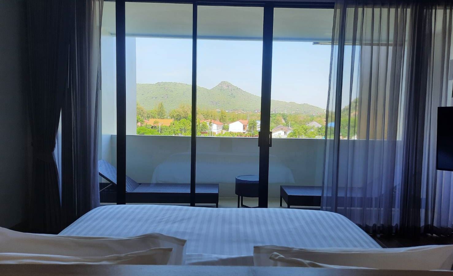 rooms-suite-pool-view