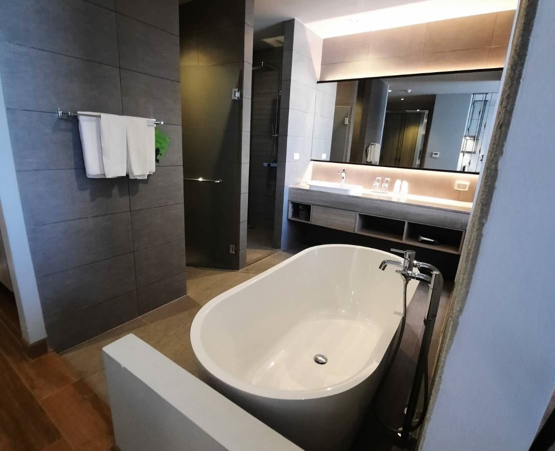 rooms-suite-pool-view