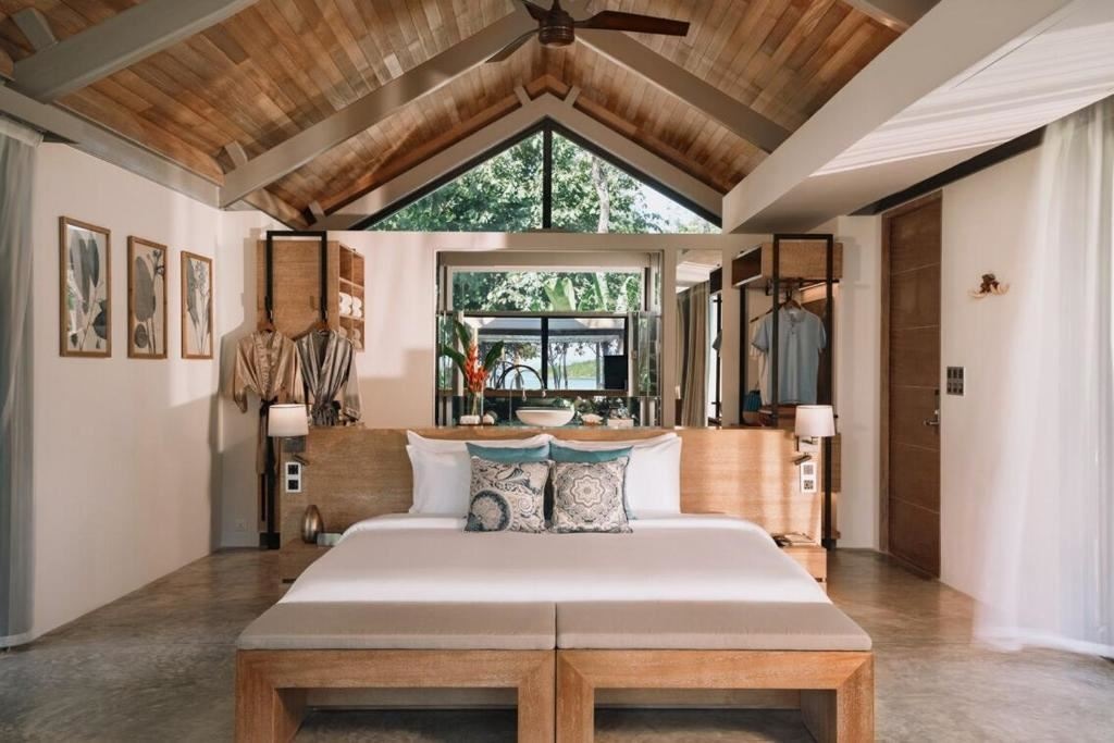 rooms-fourbedroom-oceanview-pool-villa