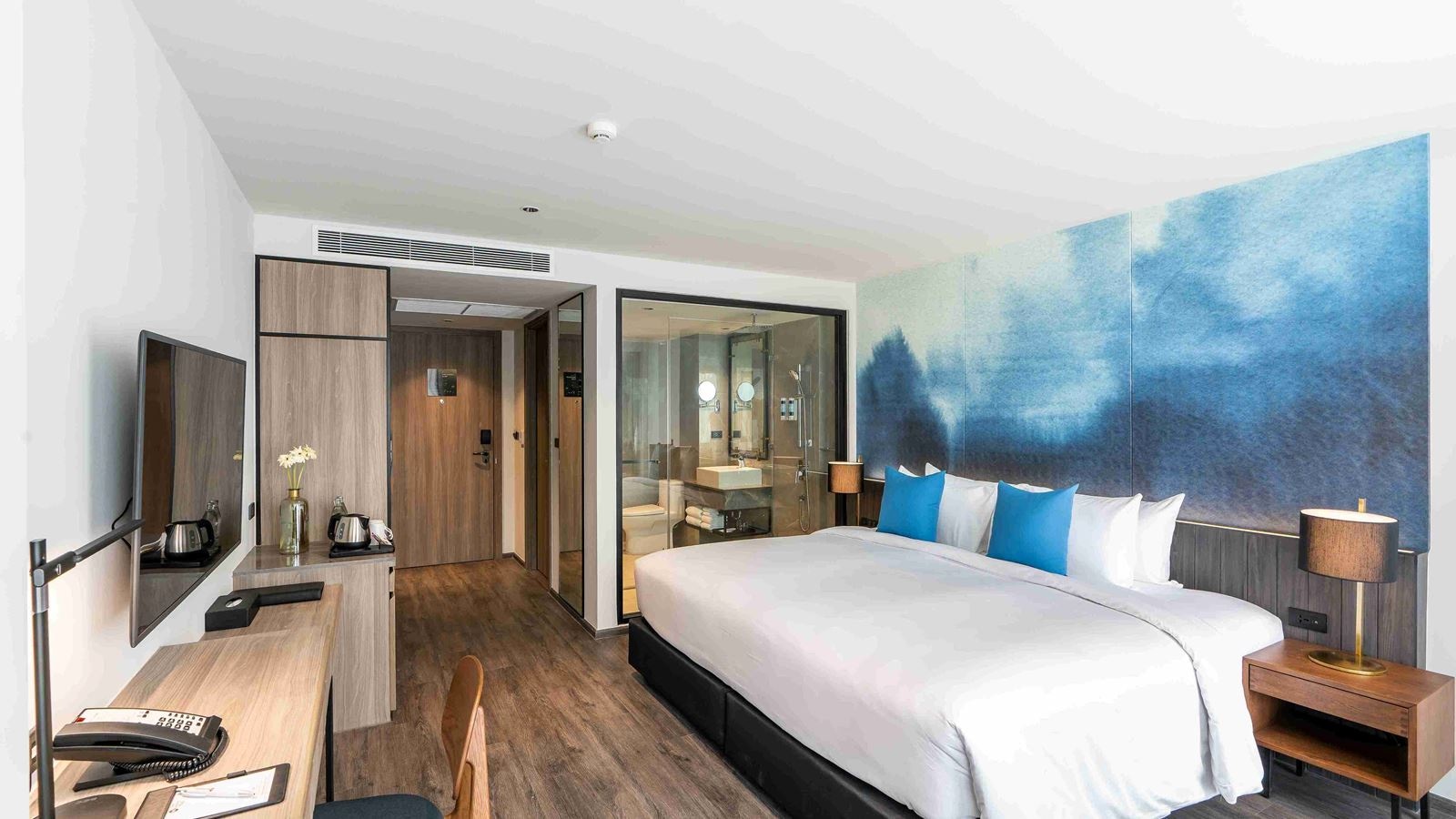 rooms-deluxe-pool-view-double-bed