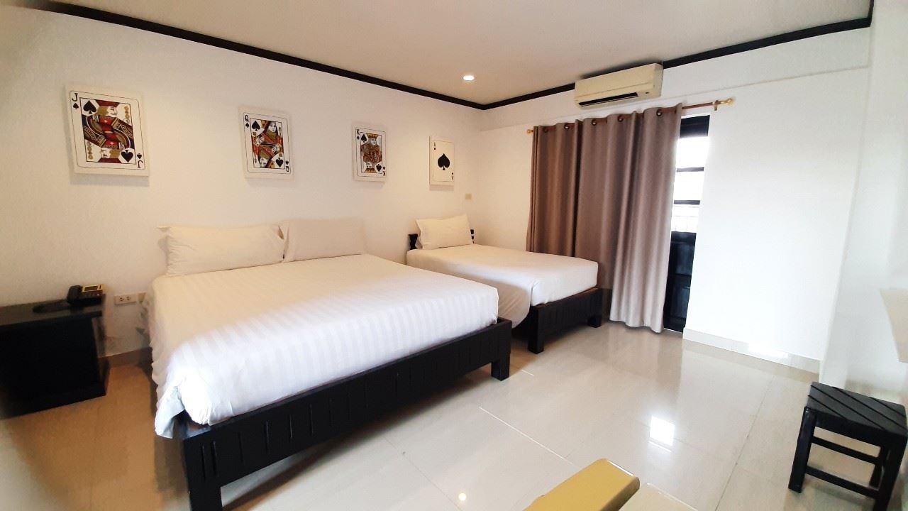 rooms-deluxe-family-room