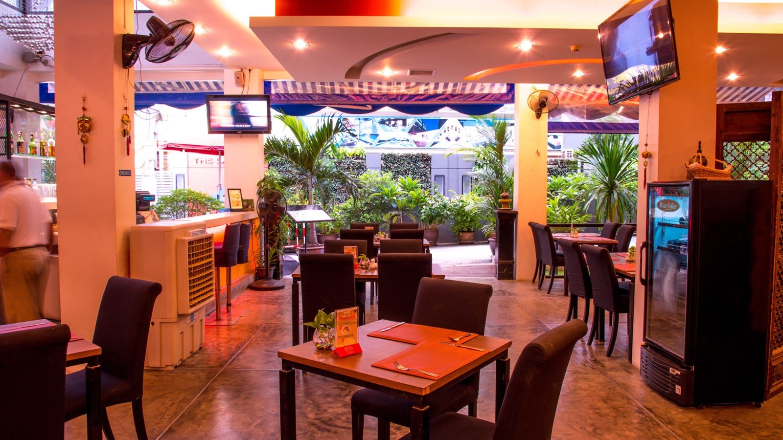 restaurants-la-lantern-restaurant