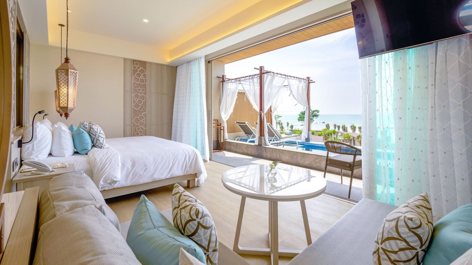 rooms-seaview-pool-suite