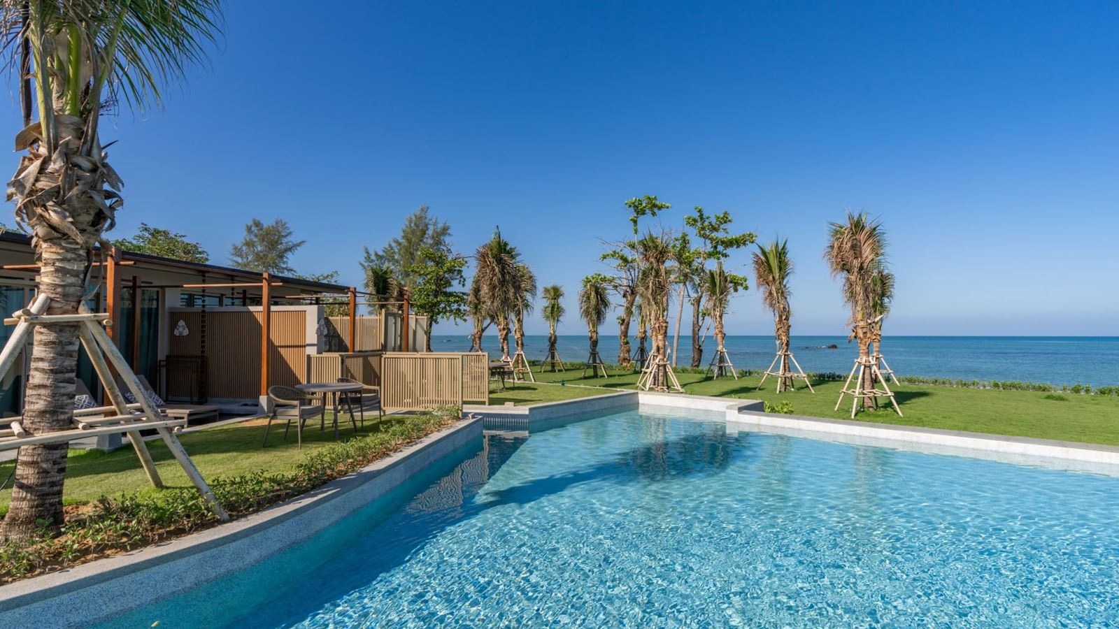 rooms-seafront-pool-villa-in-love