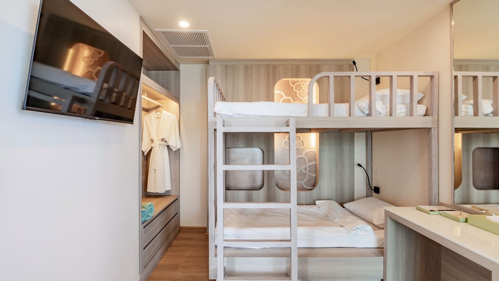 rooms-seaview-penthouse-family-pool-suite