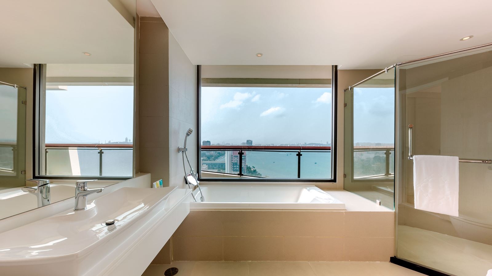 rooms-deluxe-corner-room