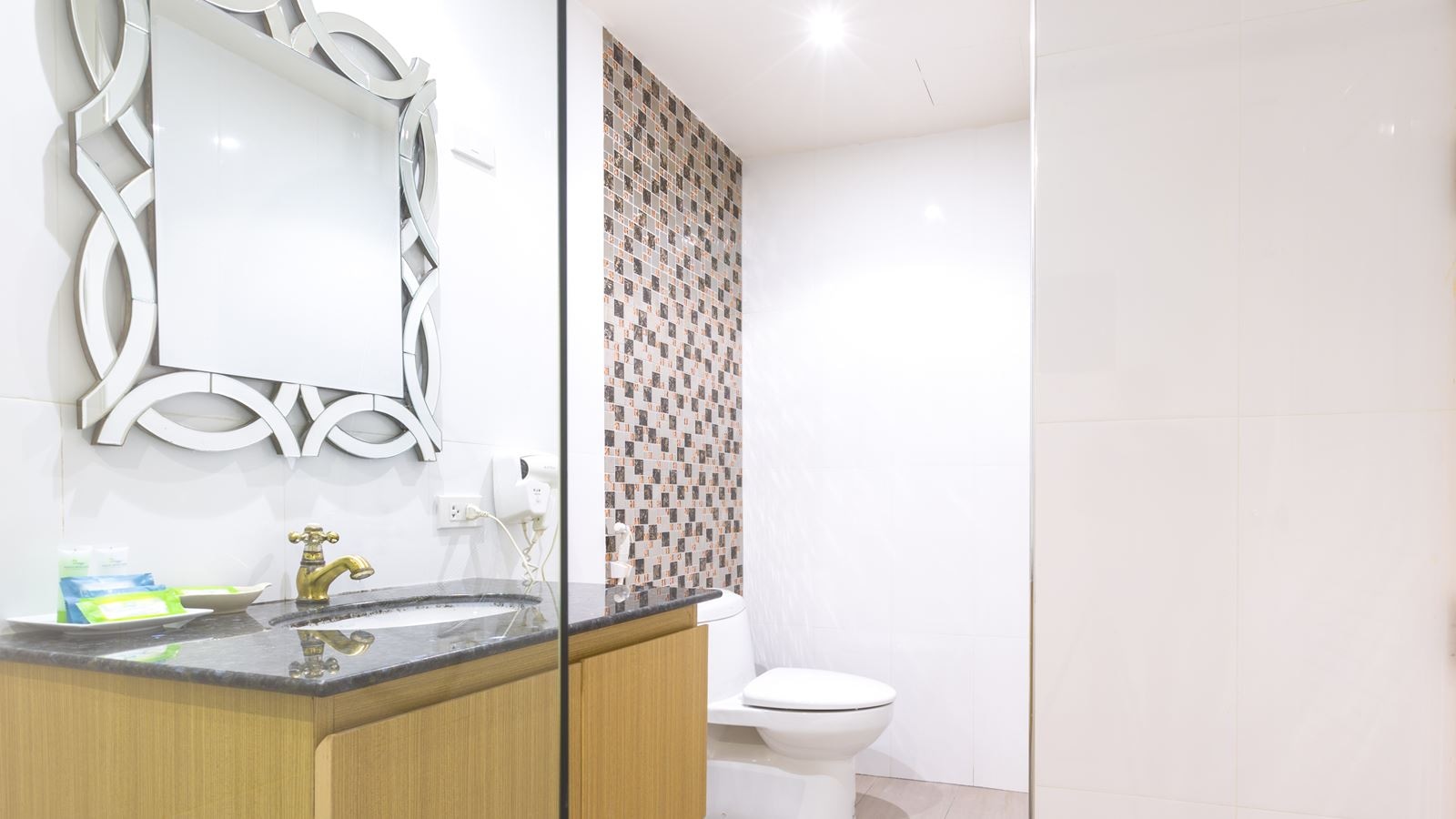 rooms-standard-room--no-window