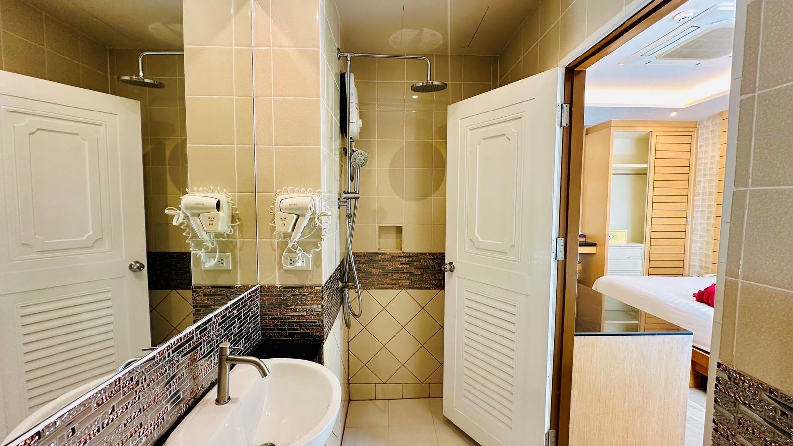 rooms-double-room-with-sea-view-window