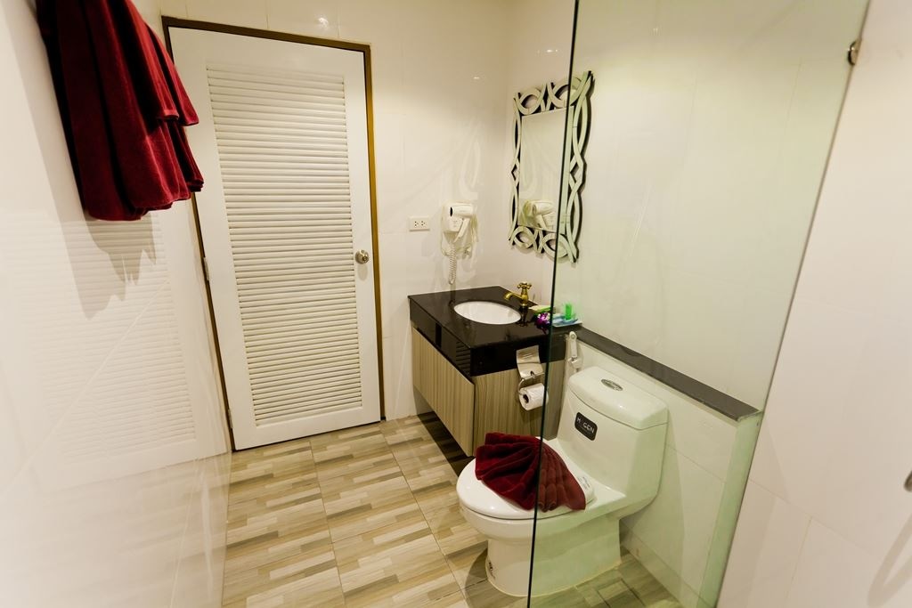 rooms-deluxe-room-with-partial-sea-view-balcony