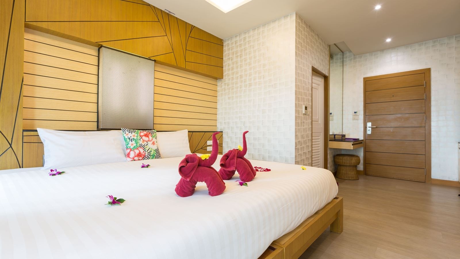 rooms-deluxe-room-with-sea-view-balcony