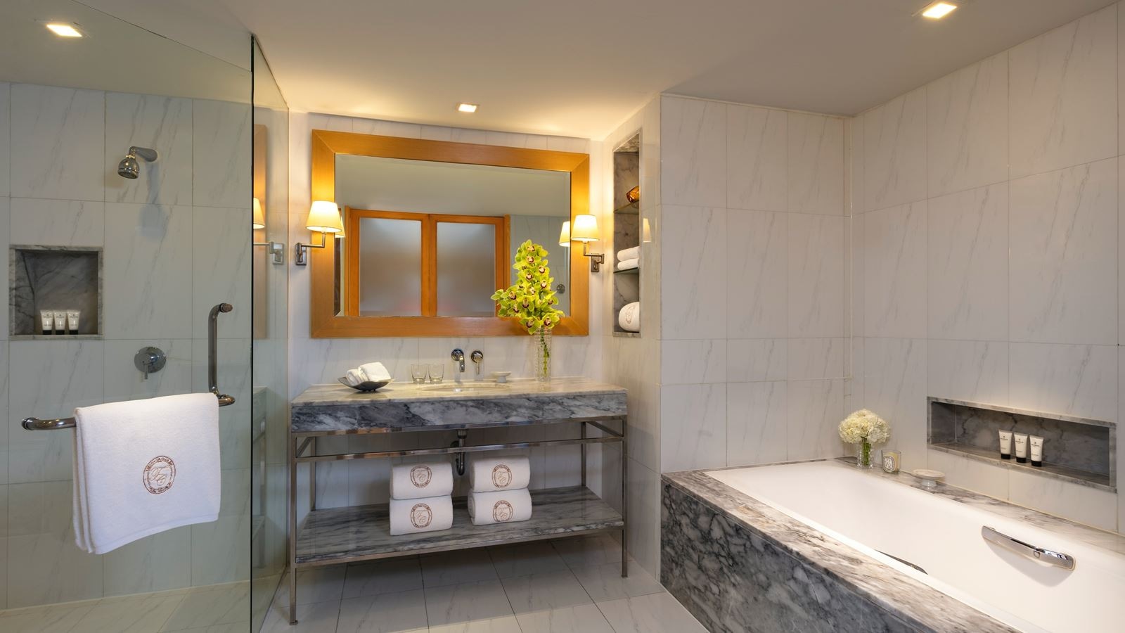 rooms-tower-club-suite-city-view