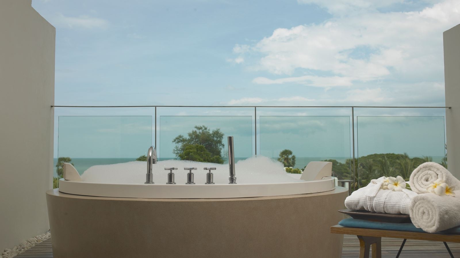 rooms-premium-deluxe-with-plunge-bath