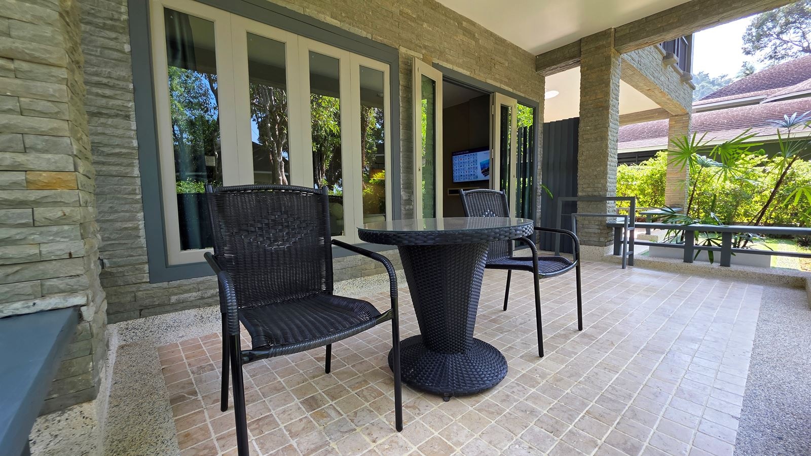rooms-deluxe-garden-side