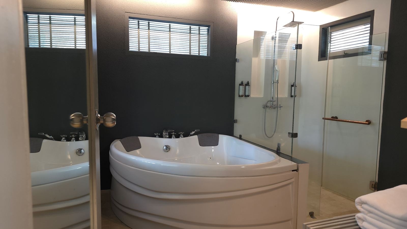 rooms-deluxe-garden-side