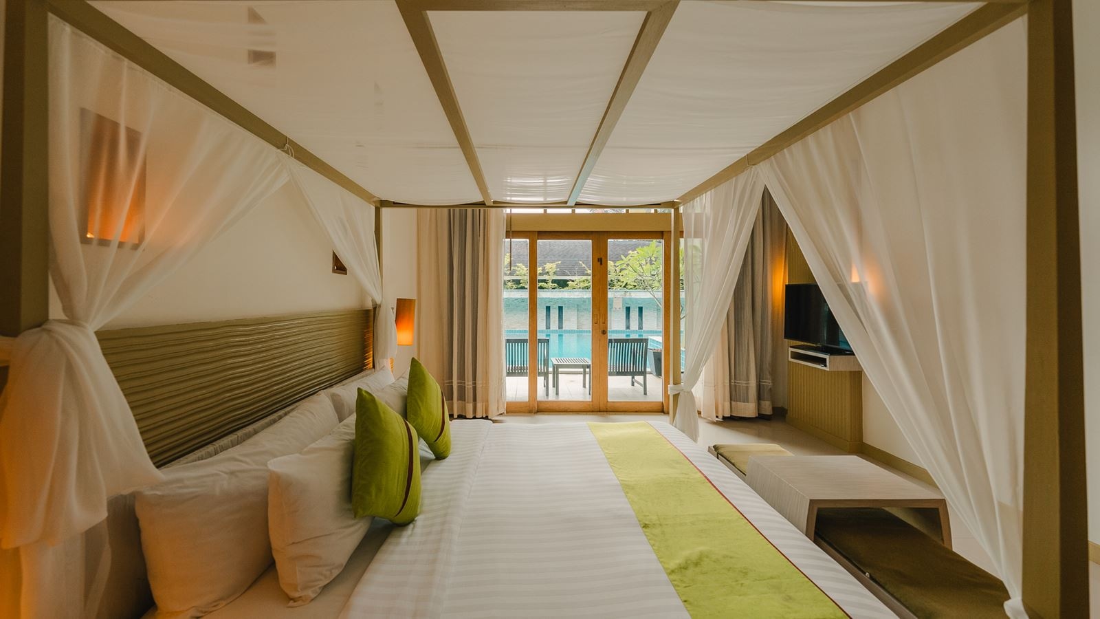 rooms-deluxe-pool-access