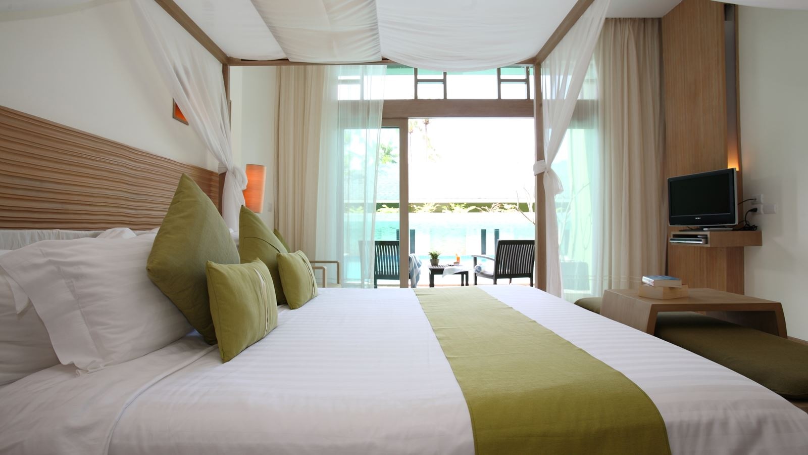 rooms-deluxe-pool-access