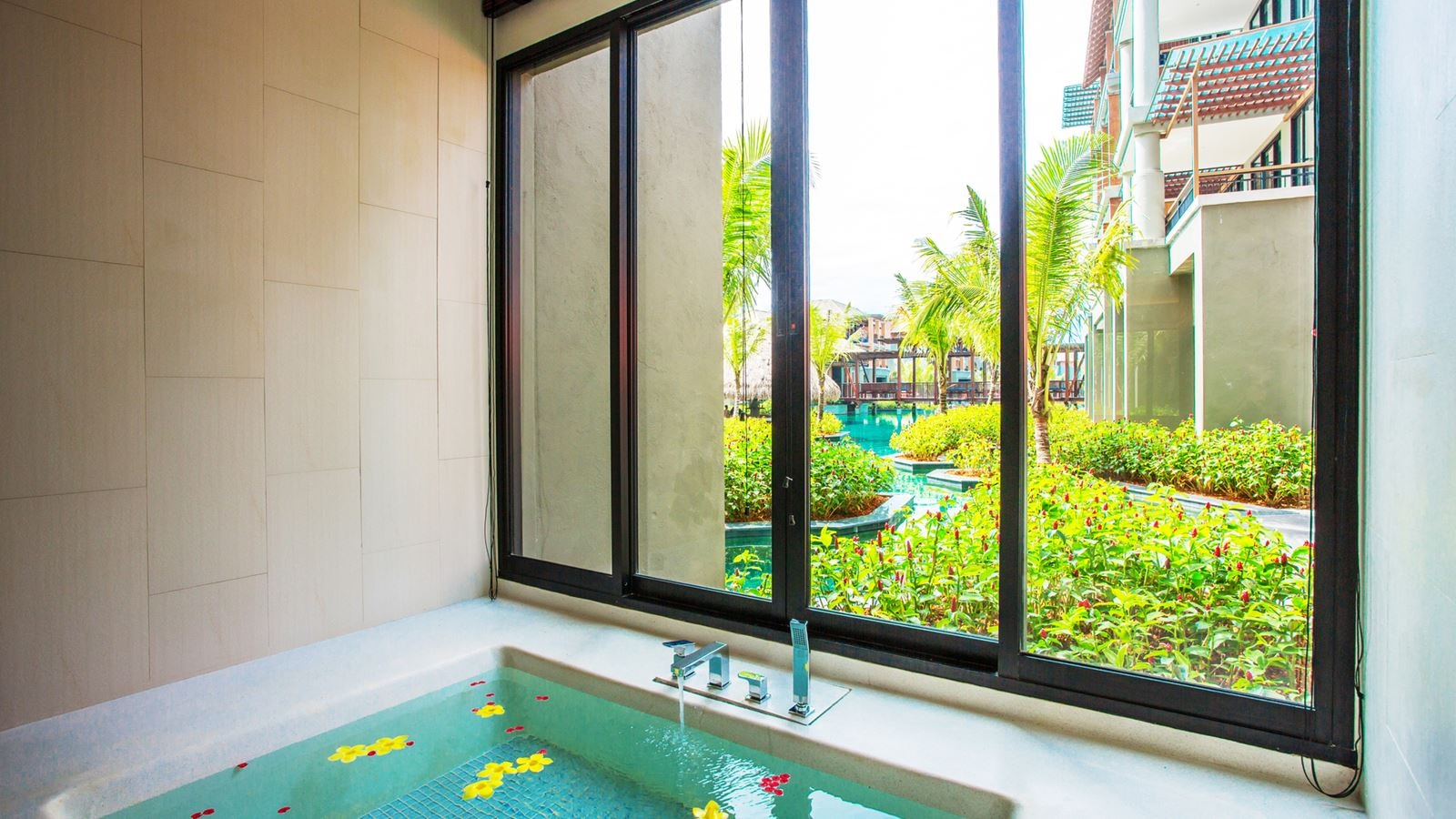 rooms-deluxe-suite-pool-access-jacuzzi