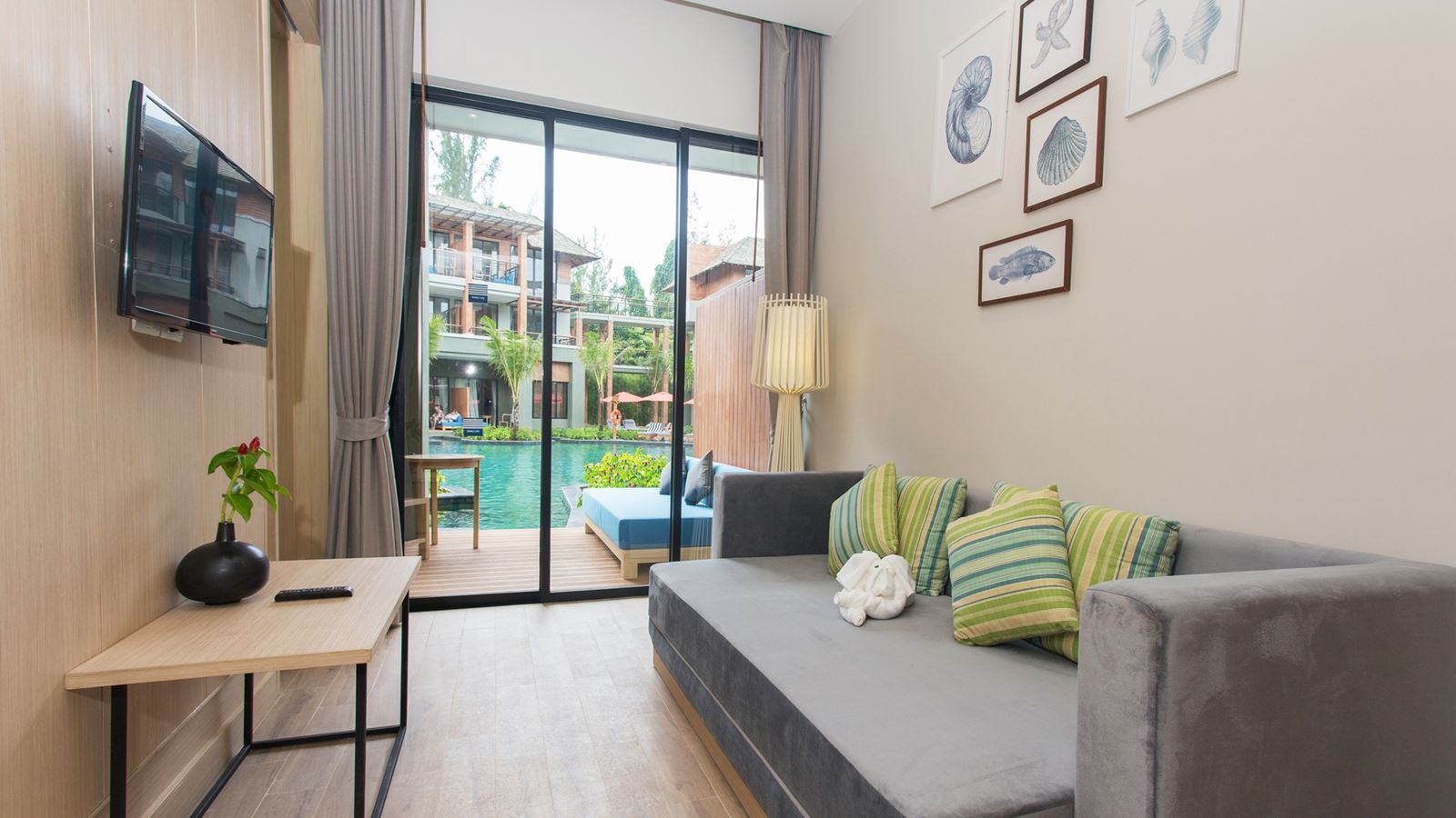 rooms-deluxe-suite-pool-access-jacuzzi