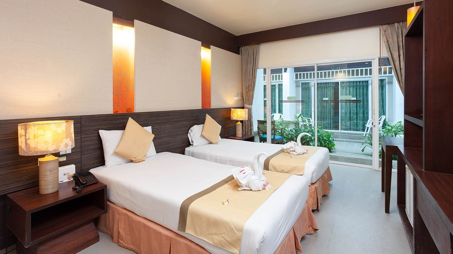 rooms-studio-courtyard