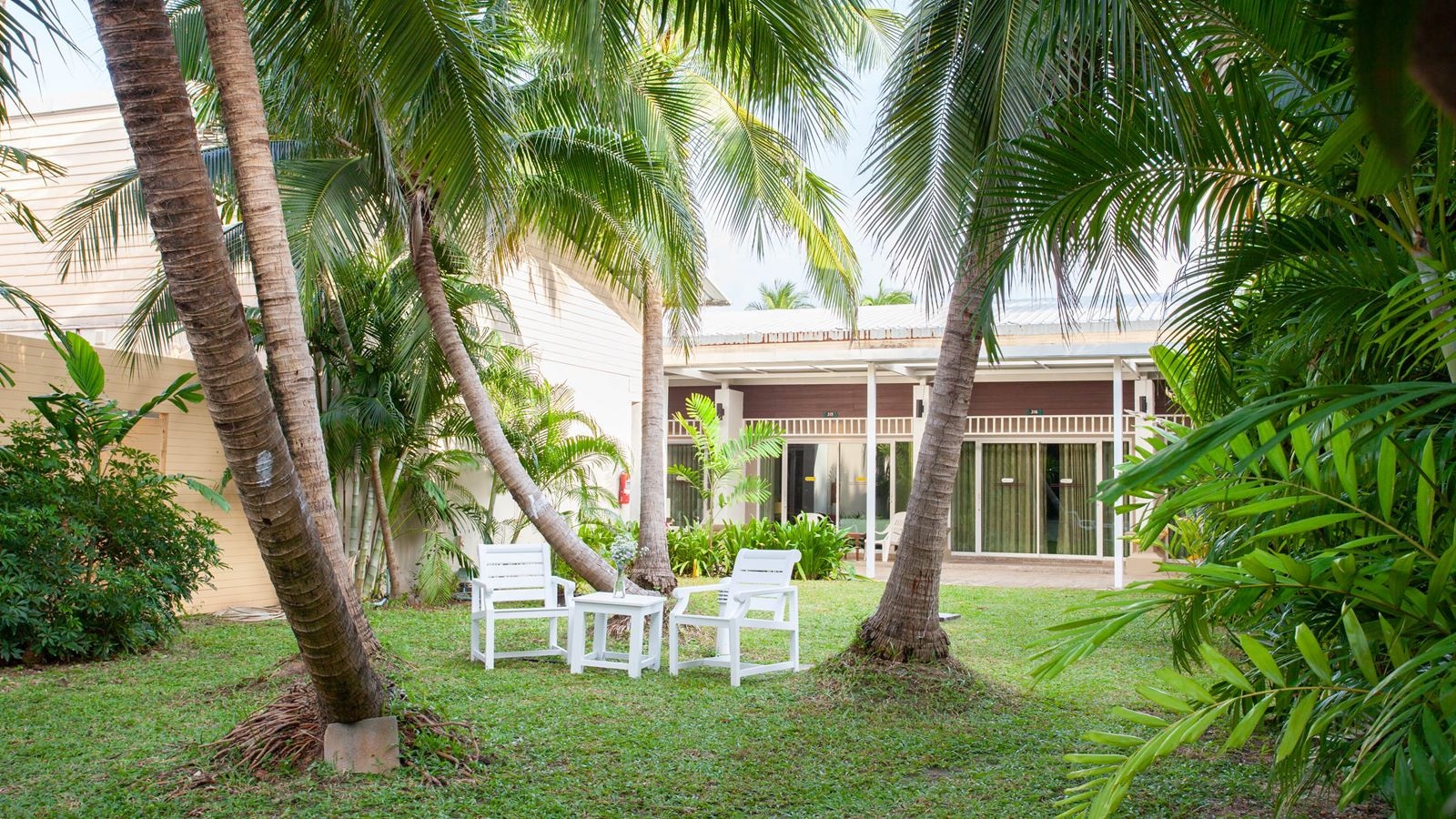 rooms-studio-courtyard