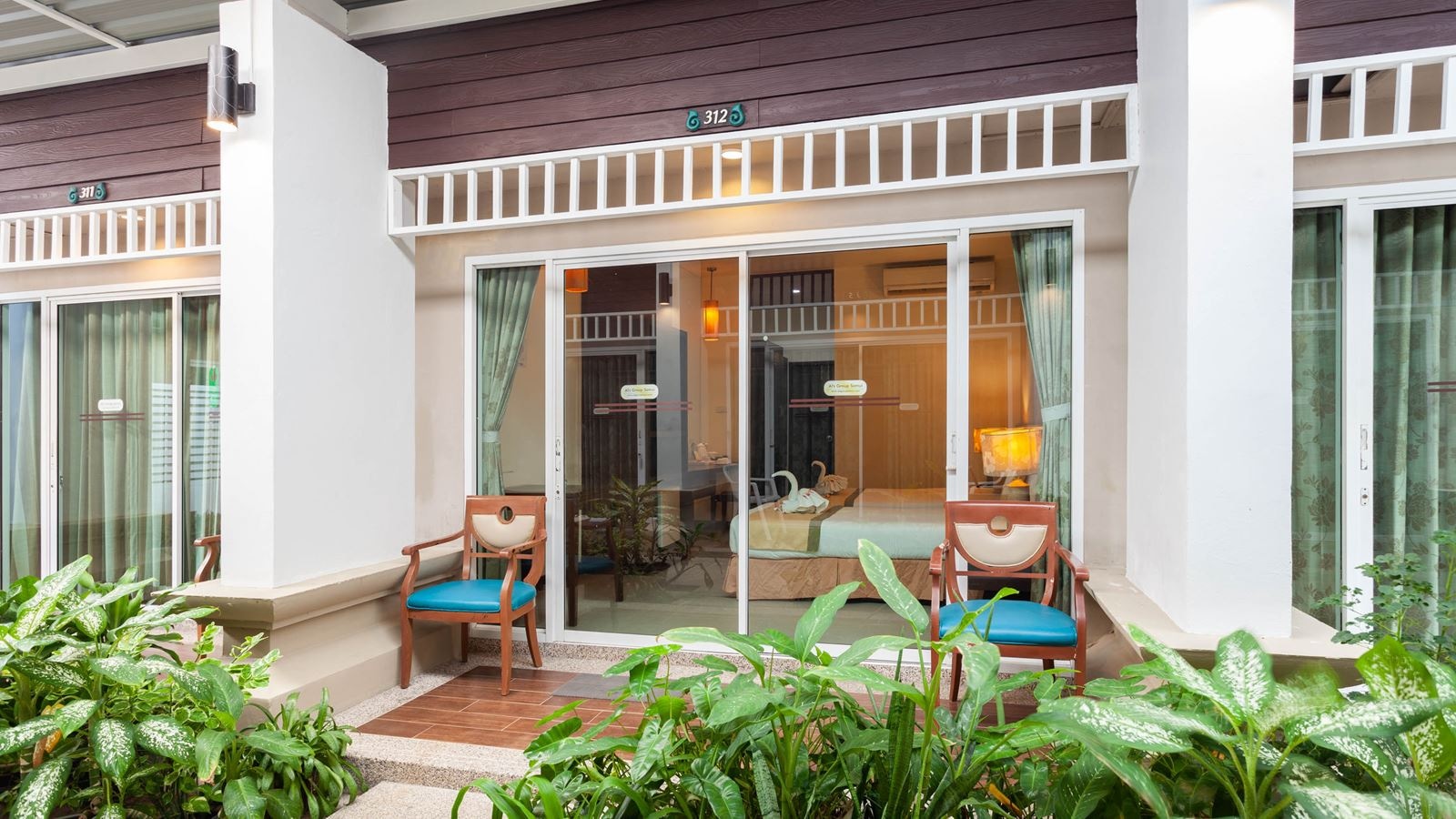 rooms-studio-courtyard