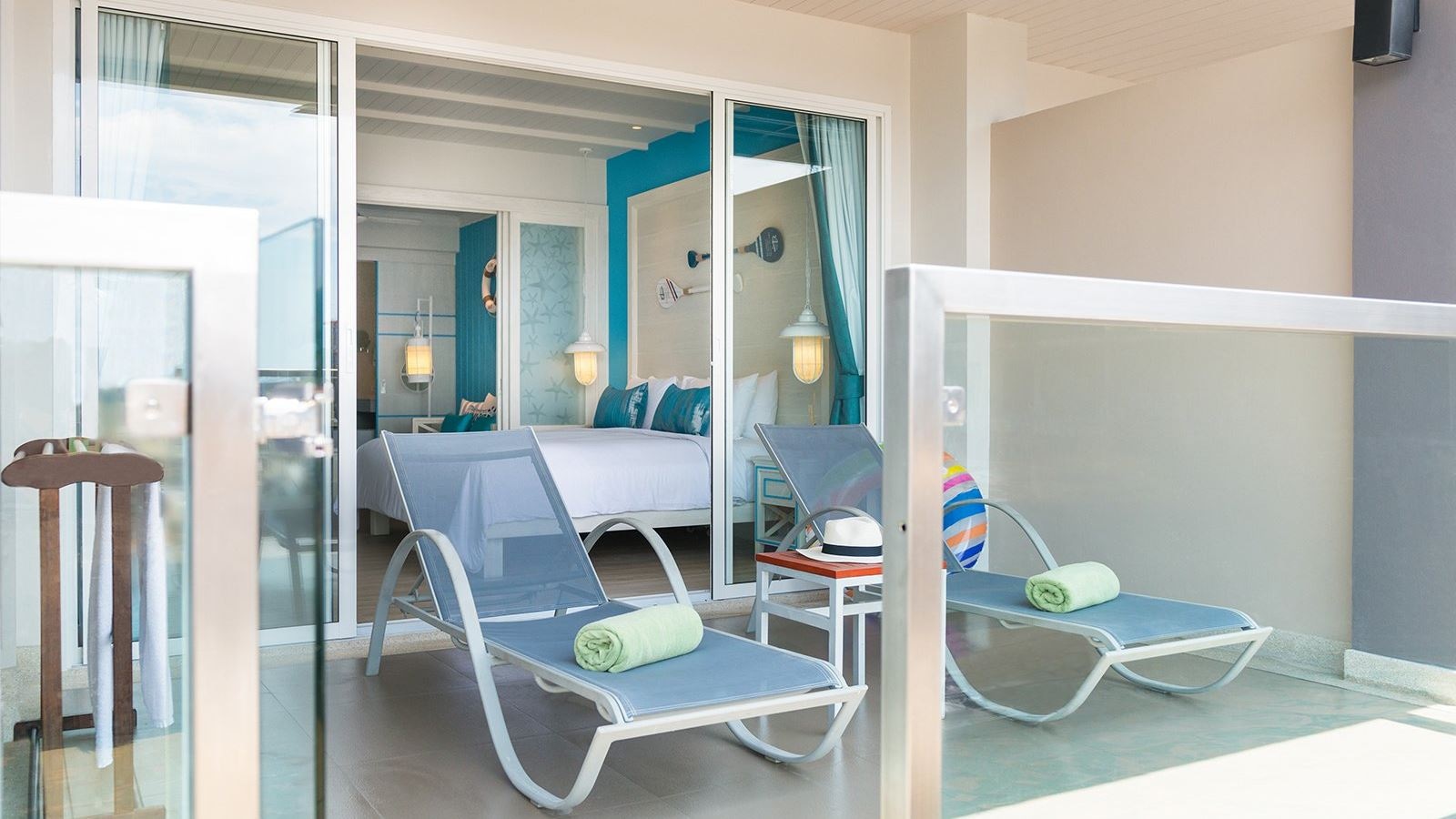 rooms-pool-access-family-room