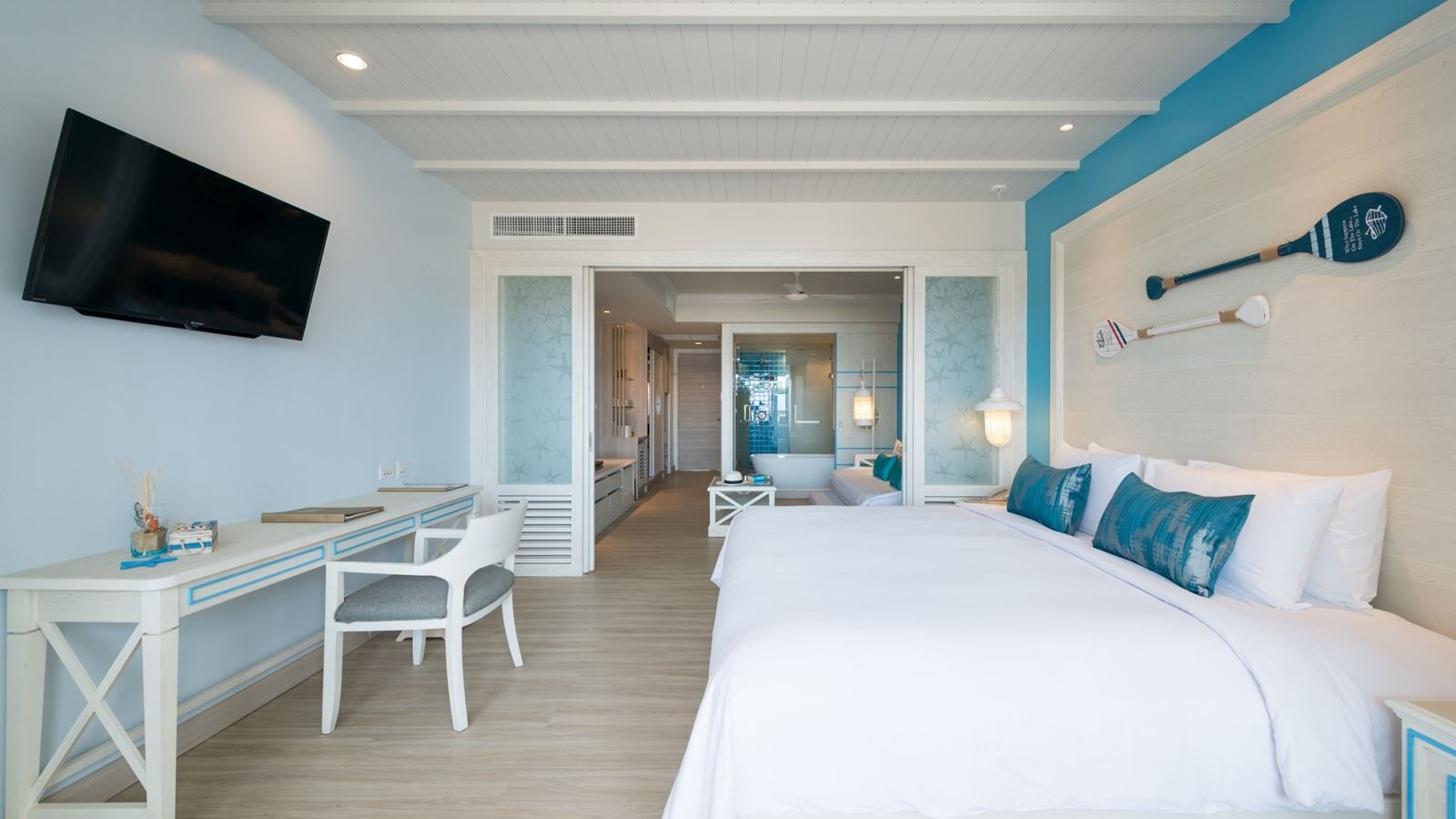 rooms-pool-access-family-room