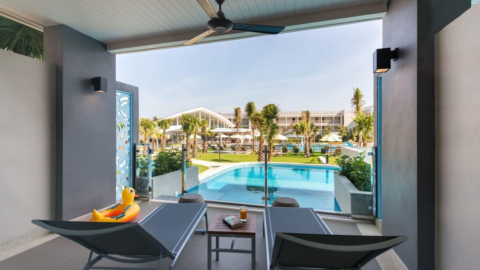 rooms-pool-access-family-room