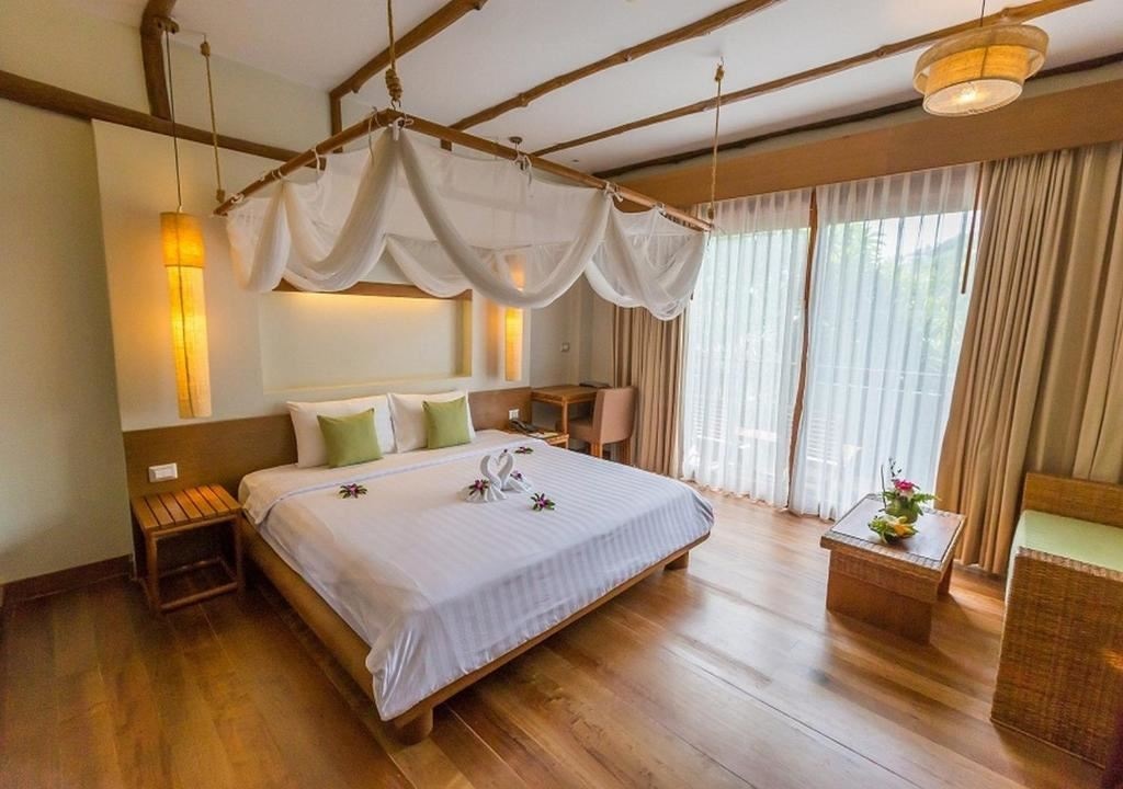 rooms-deluxe-pool-view-child-sharing-bed