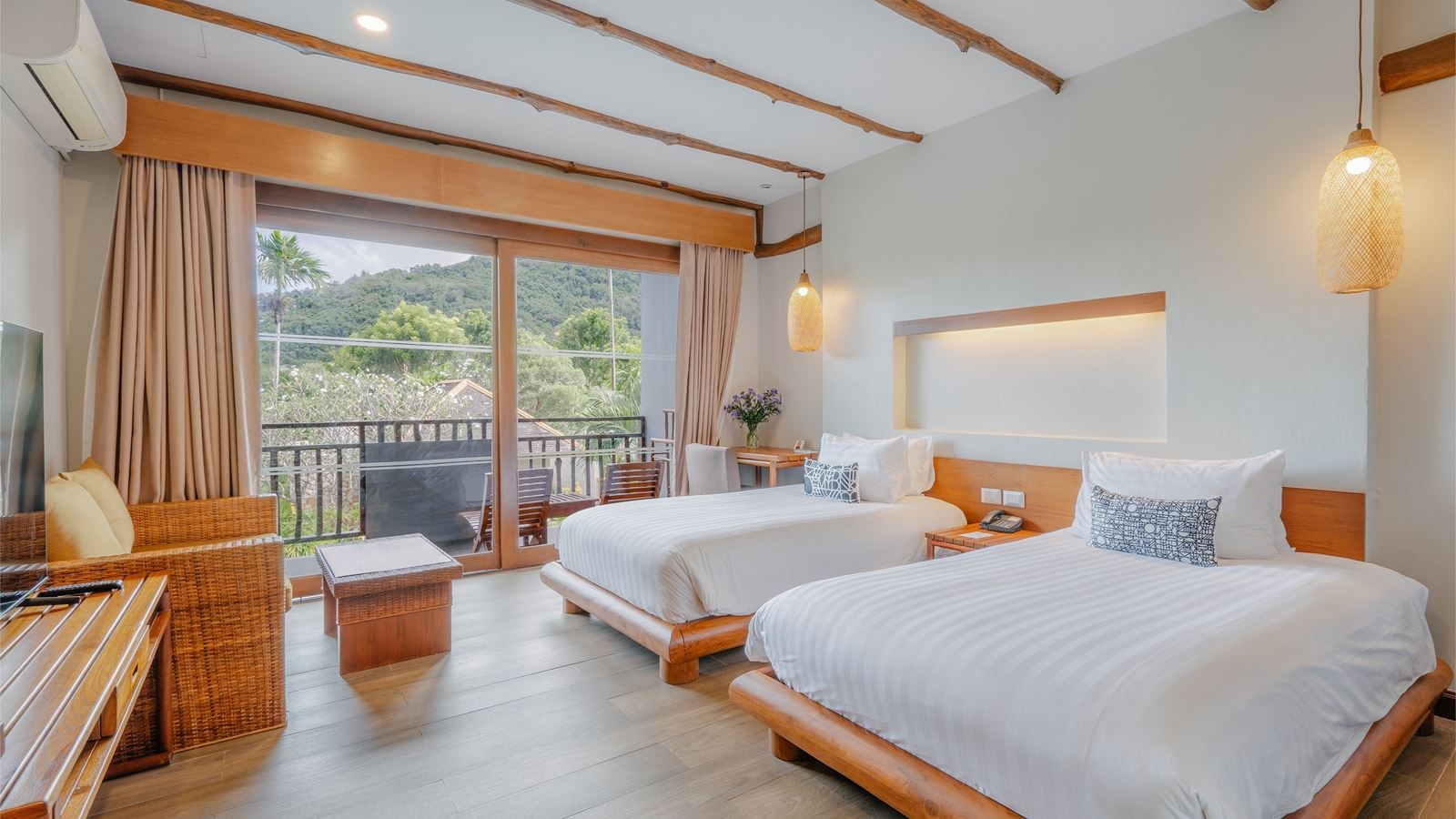 rooms-deluxe-pool-view-child-sharing-bed