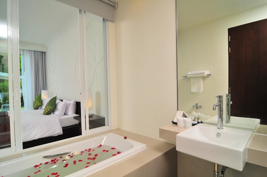 rooms-deluxe-pool-view