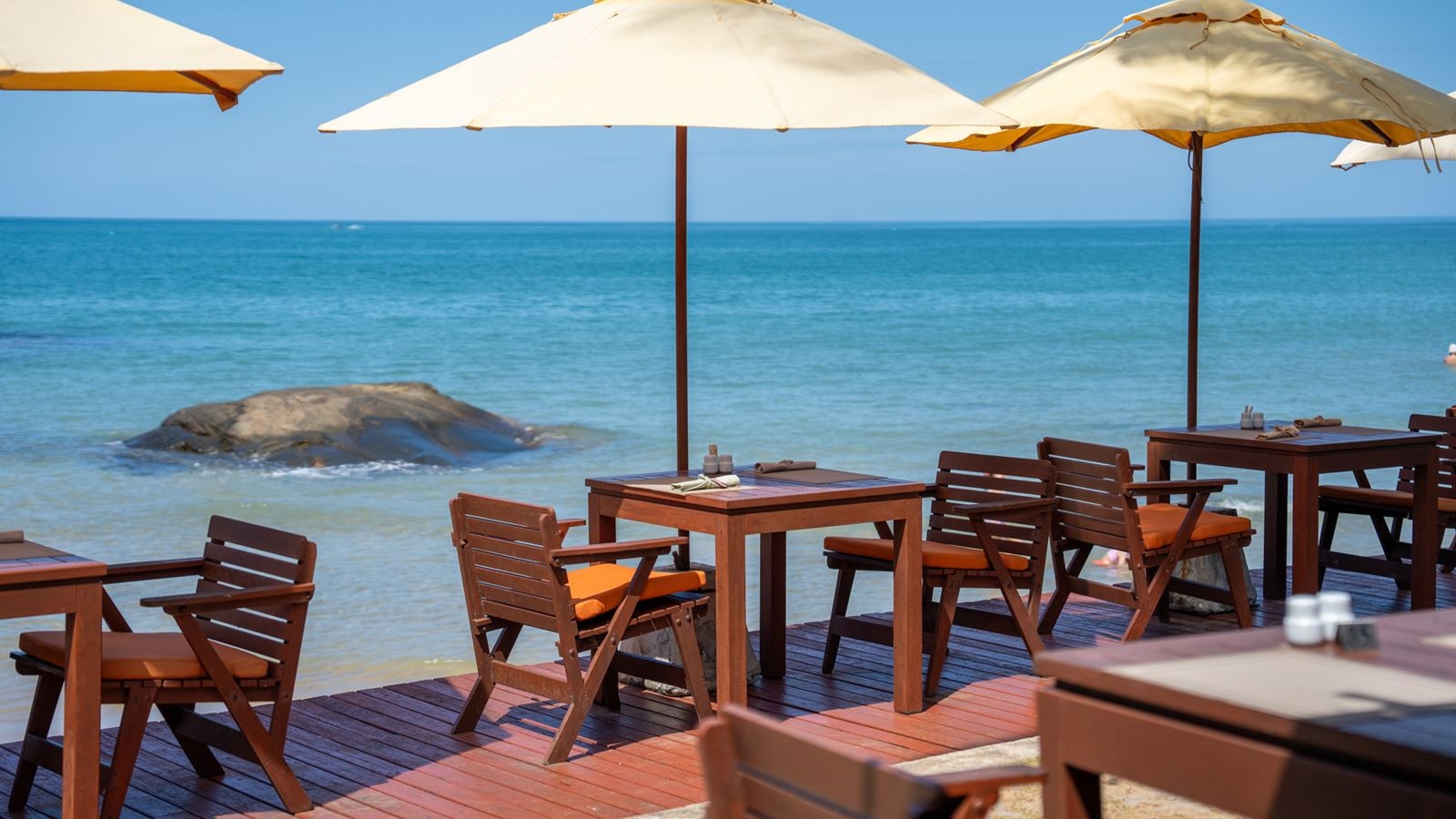 restaurants-sundowner-beach-terrace