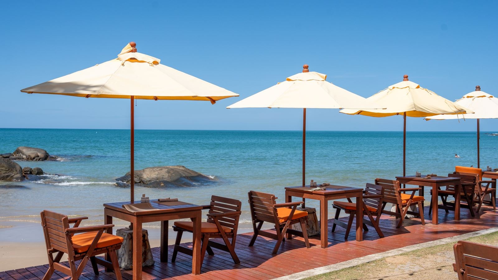 restaurants-sundowner-beach-terrace