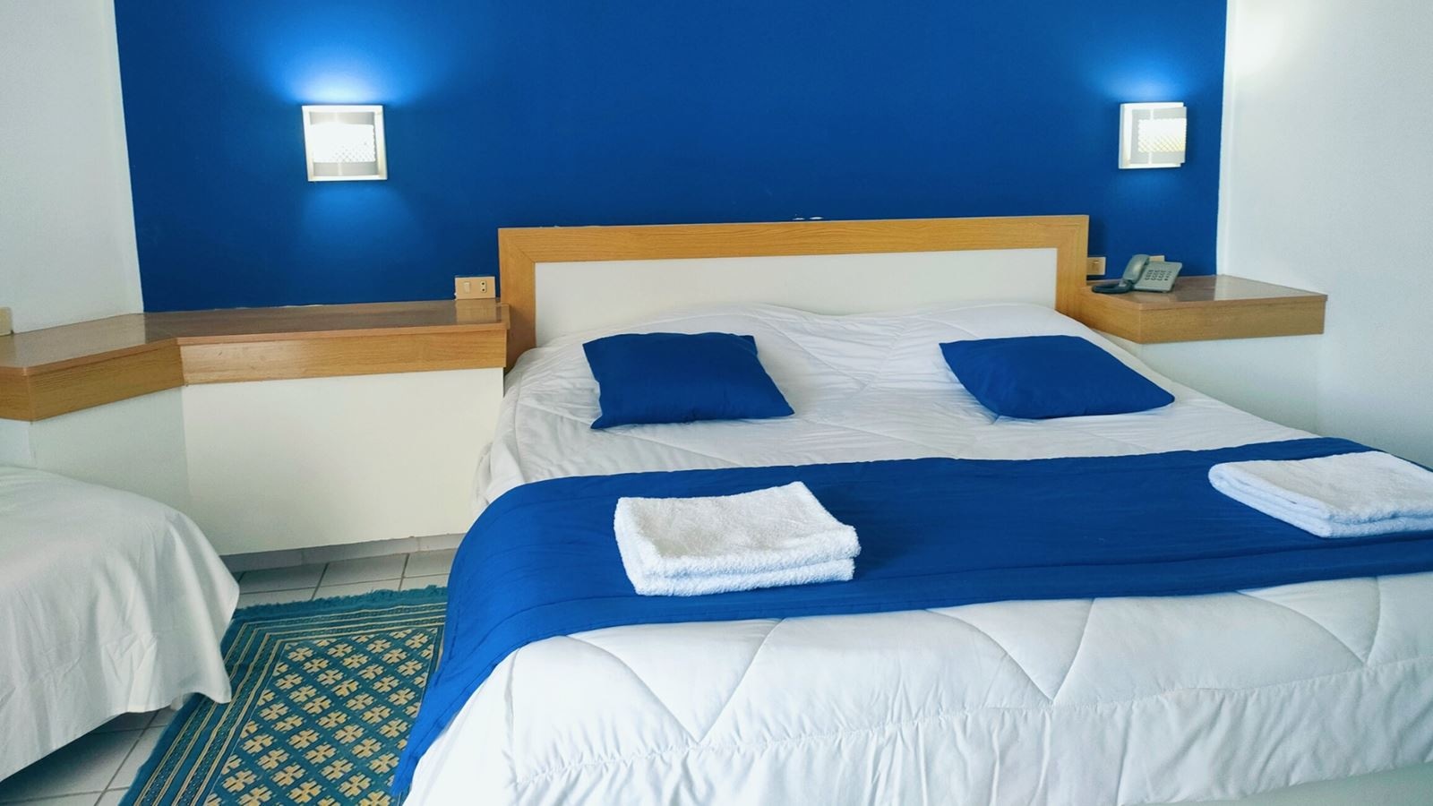 rooms-coral-room