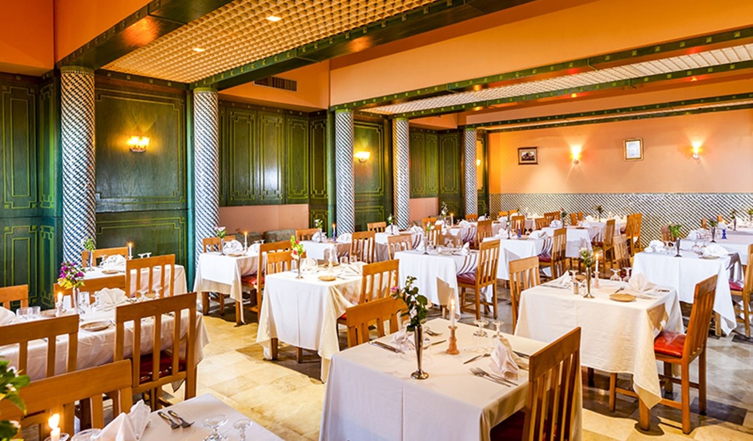 restaurants-remparts--main-restaurant