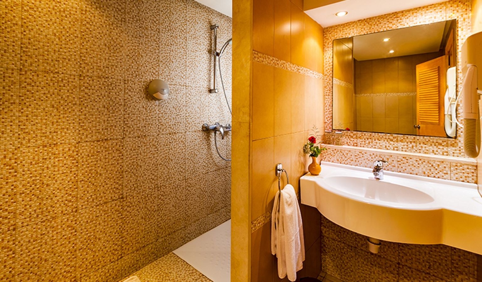 rooms-room-standard-double