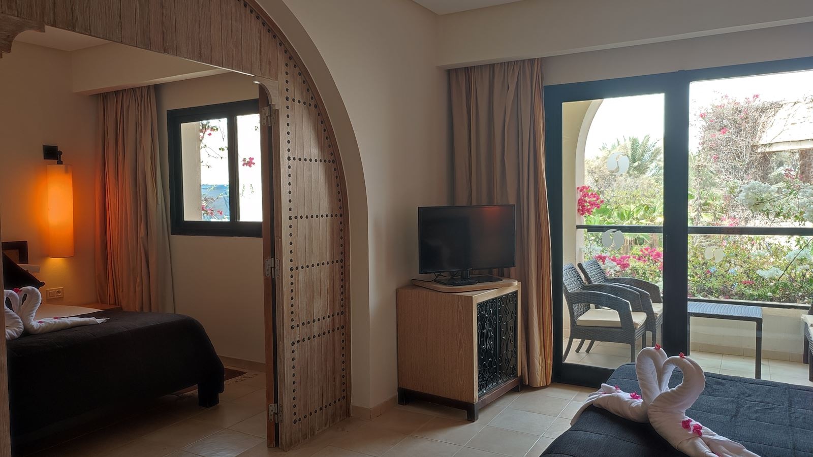 rooms-family-room-garden-view