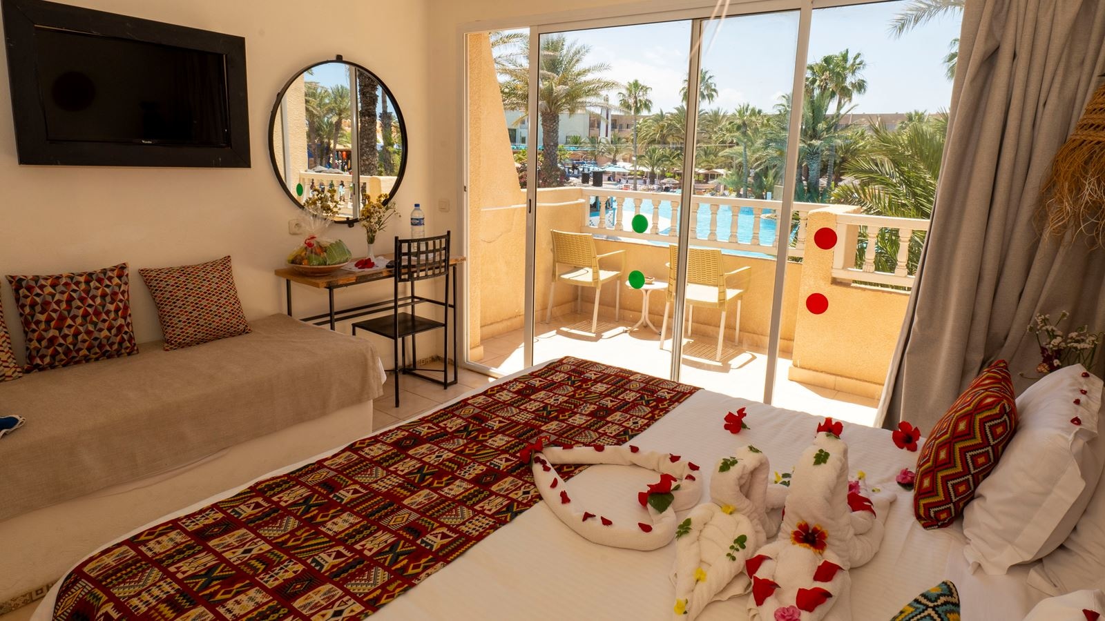 rooms-double-standard-room-pool-view