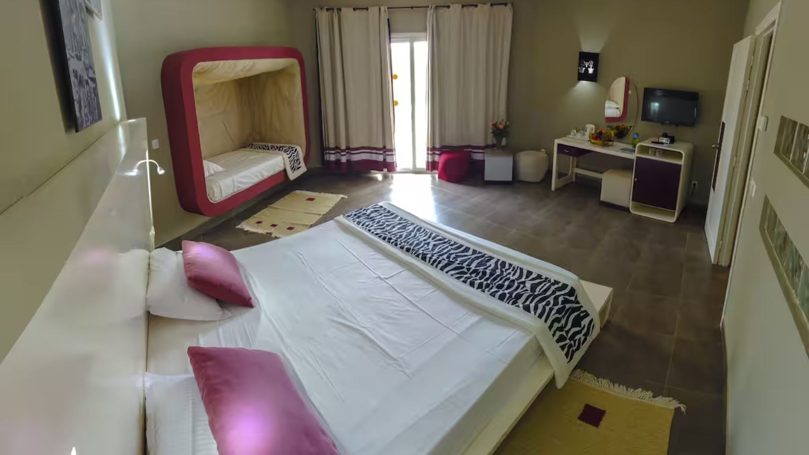 rooms-family-room-balcony-or-terrace-5-beds