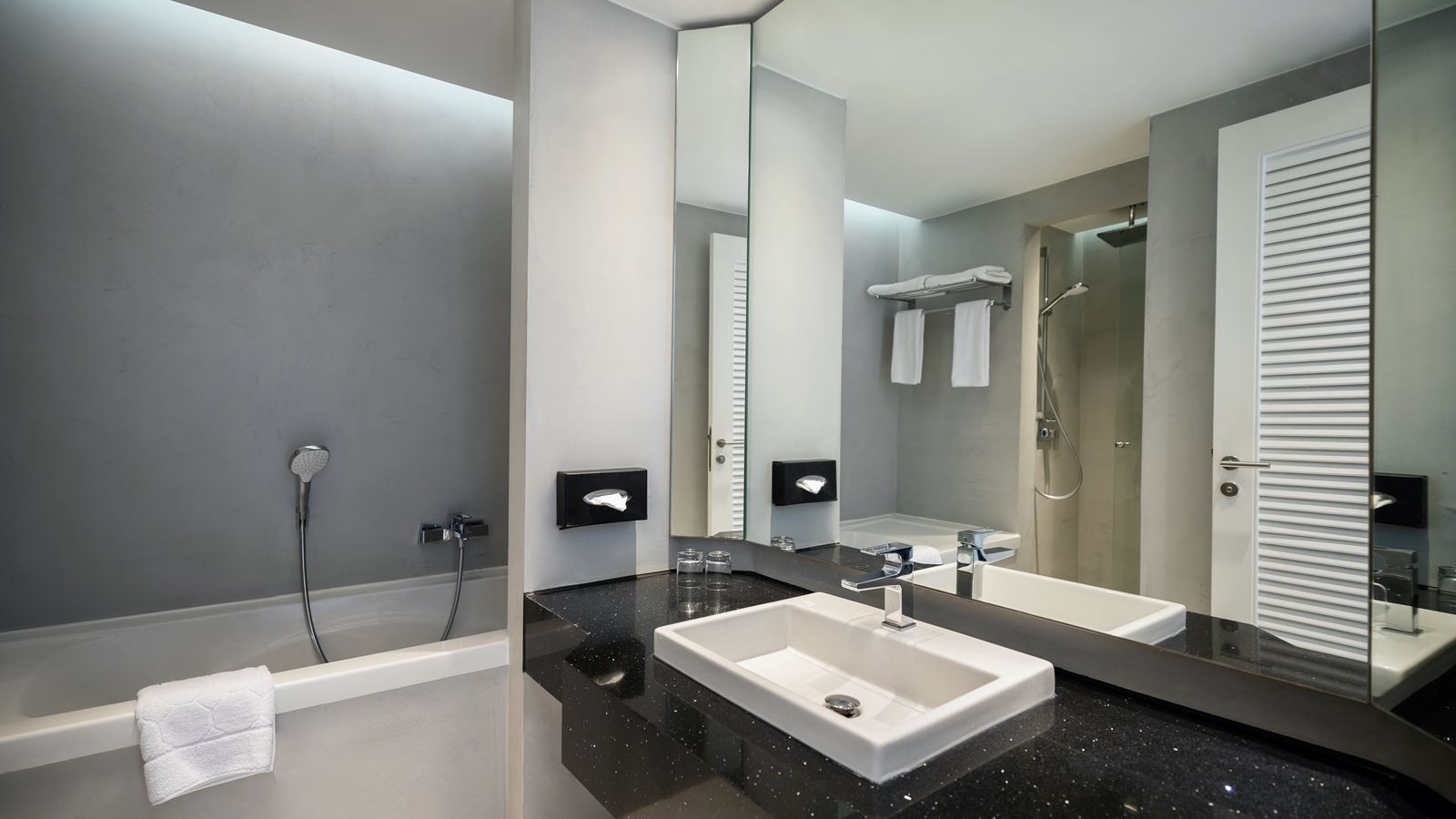 rooms-superior-room-sea-side-or-pool-side-balcony