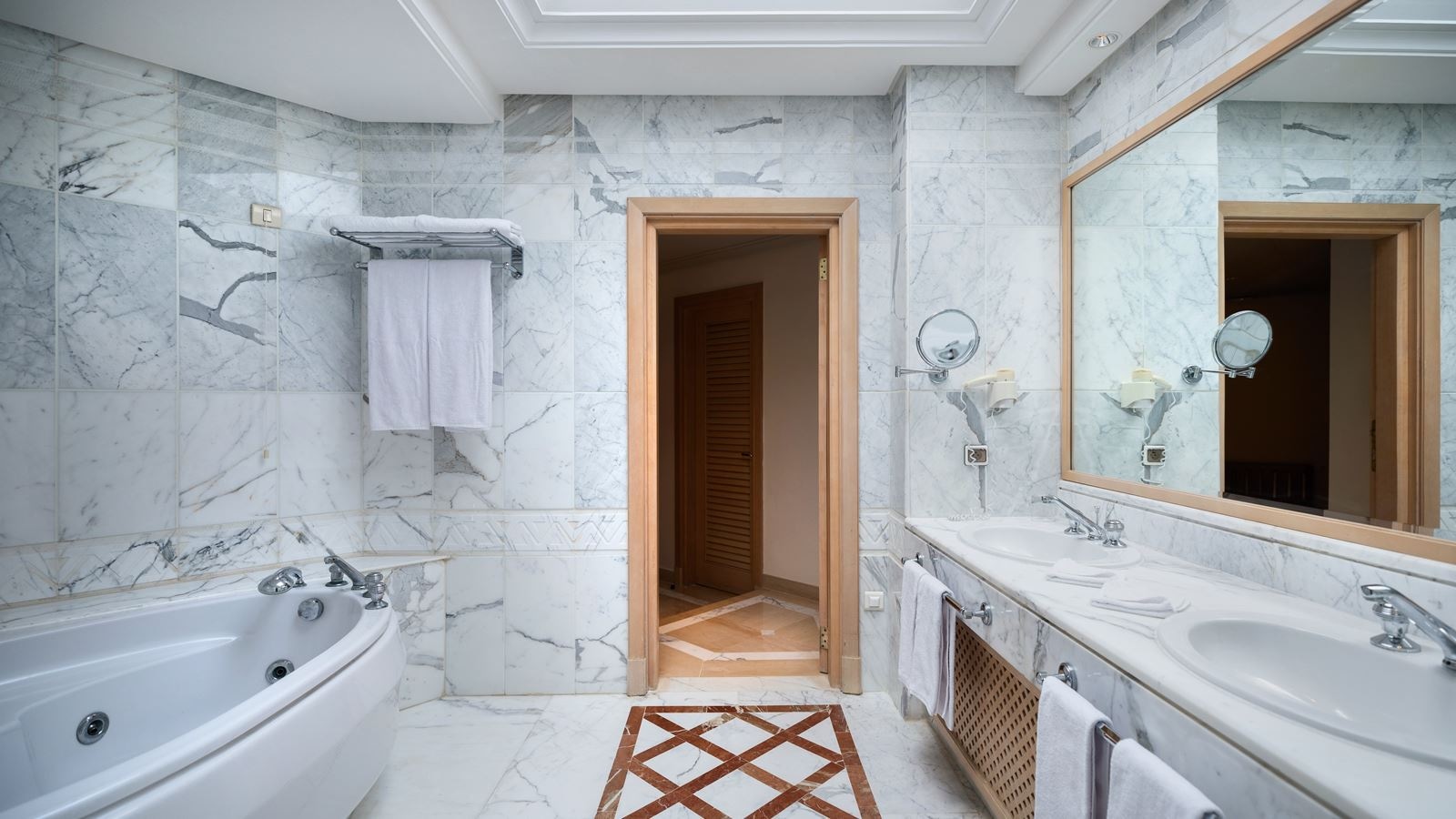 rooms-ambassador-suite-sea-pool-view-balcony