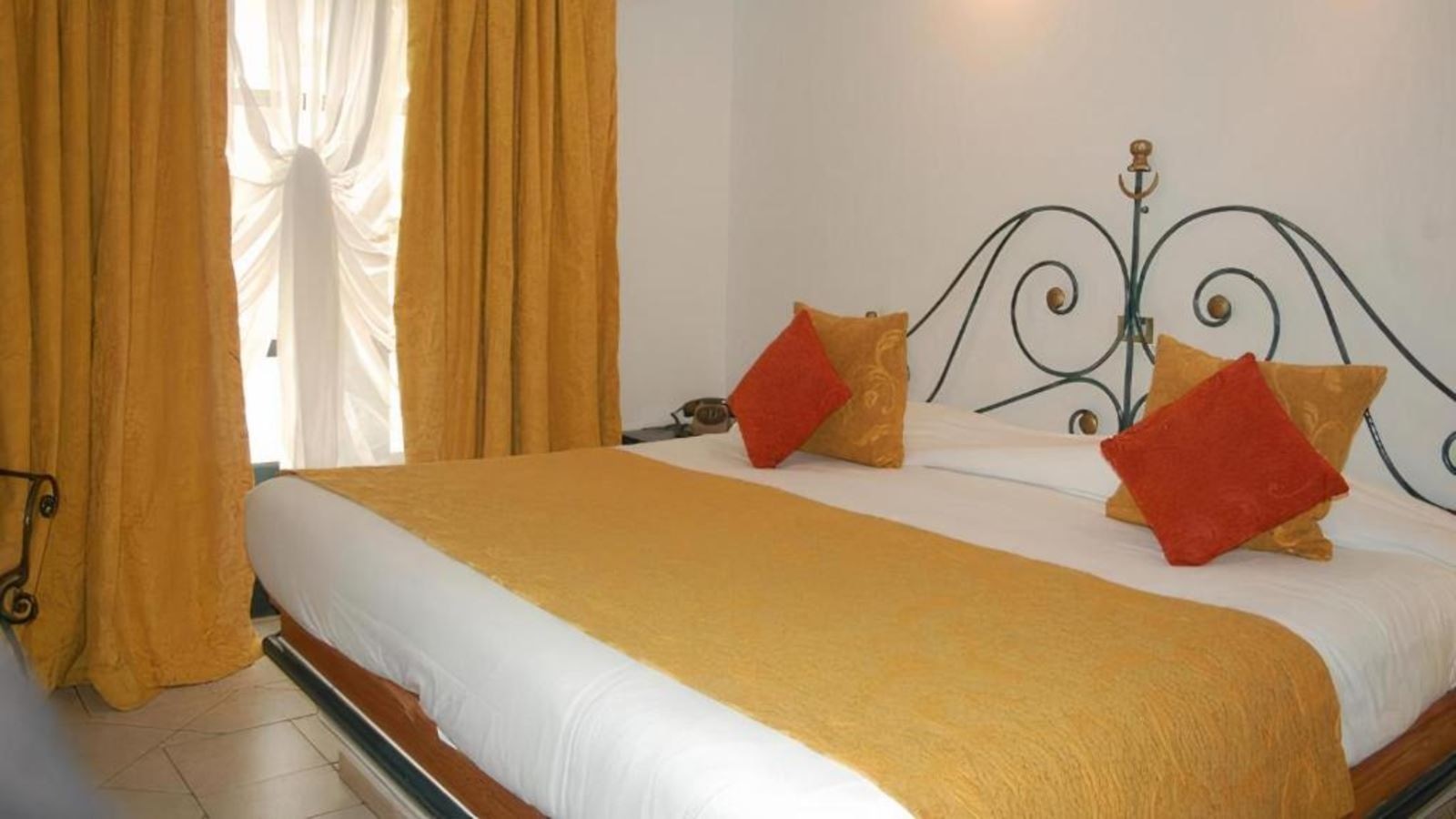 rooms-room-standard-single-with-balcony-or-terrace