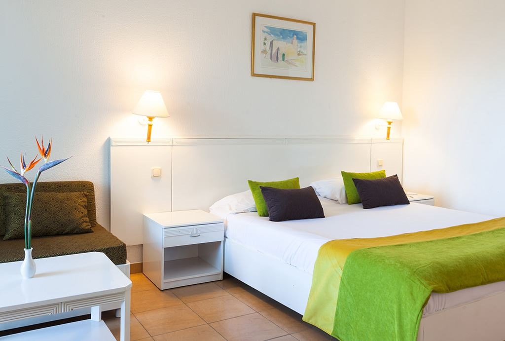 rooms-room-standard-mainbuilding-with-balcony-or-terrace