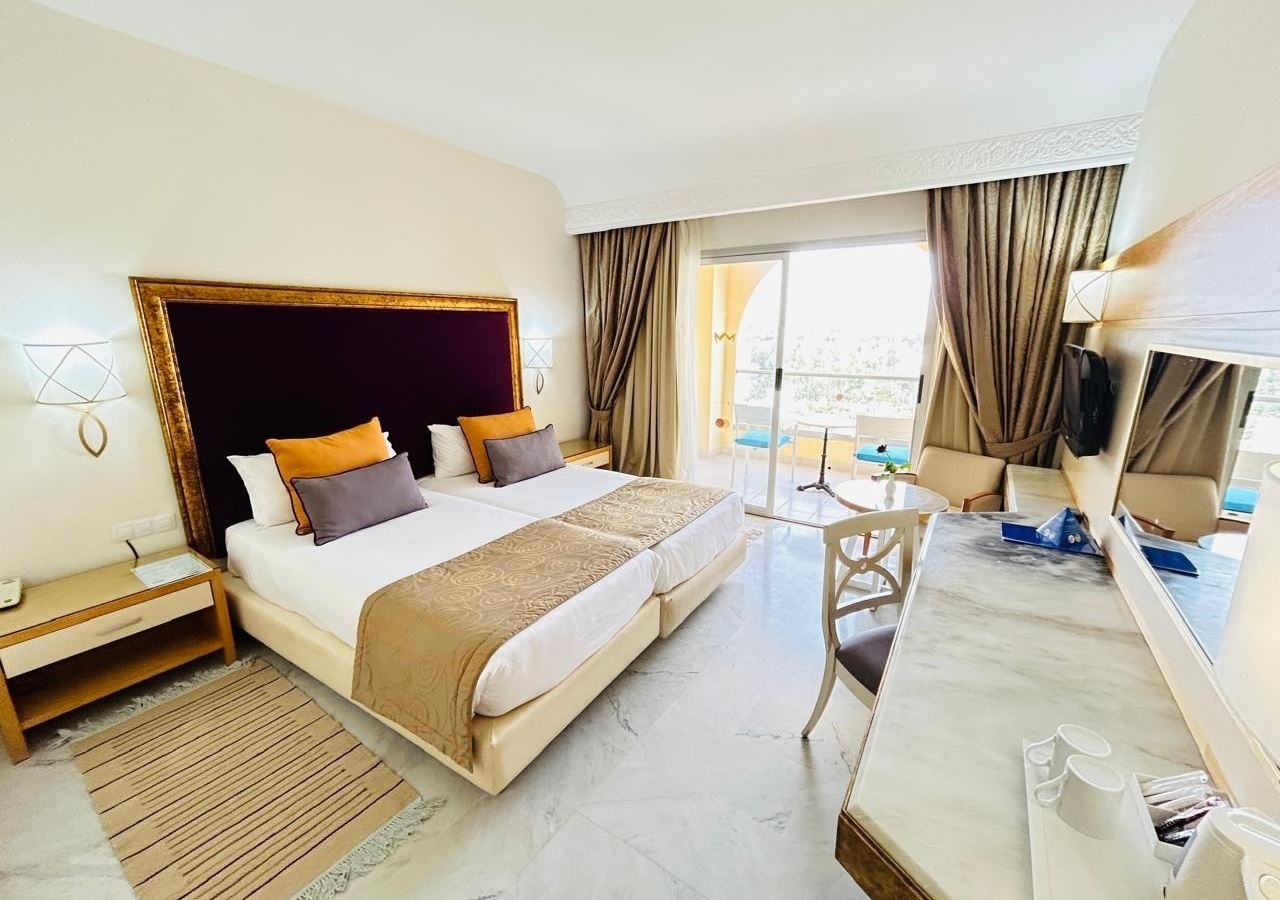 rooms-familyroom-garden-view