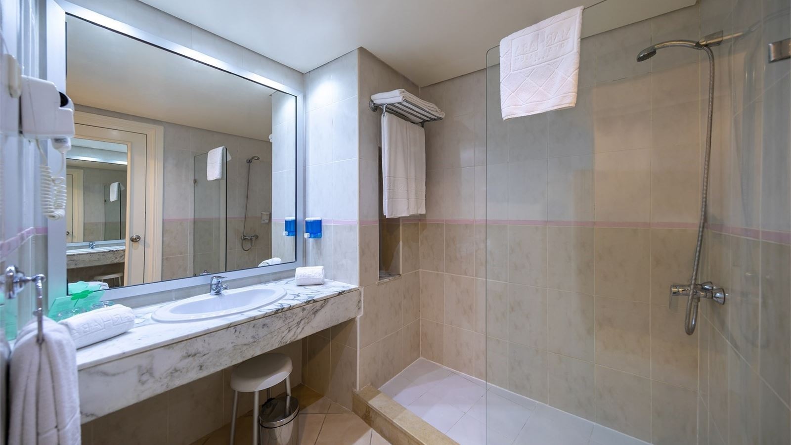 rooms-familyroom-garden-view