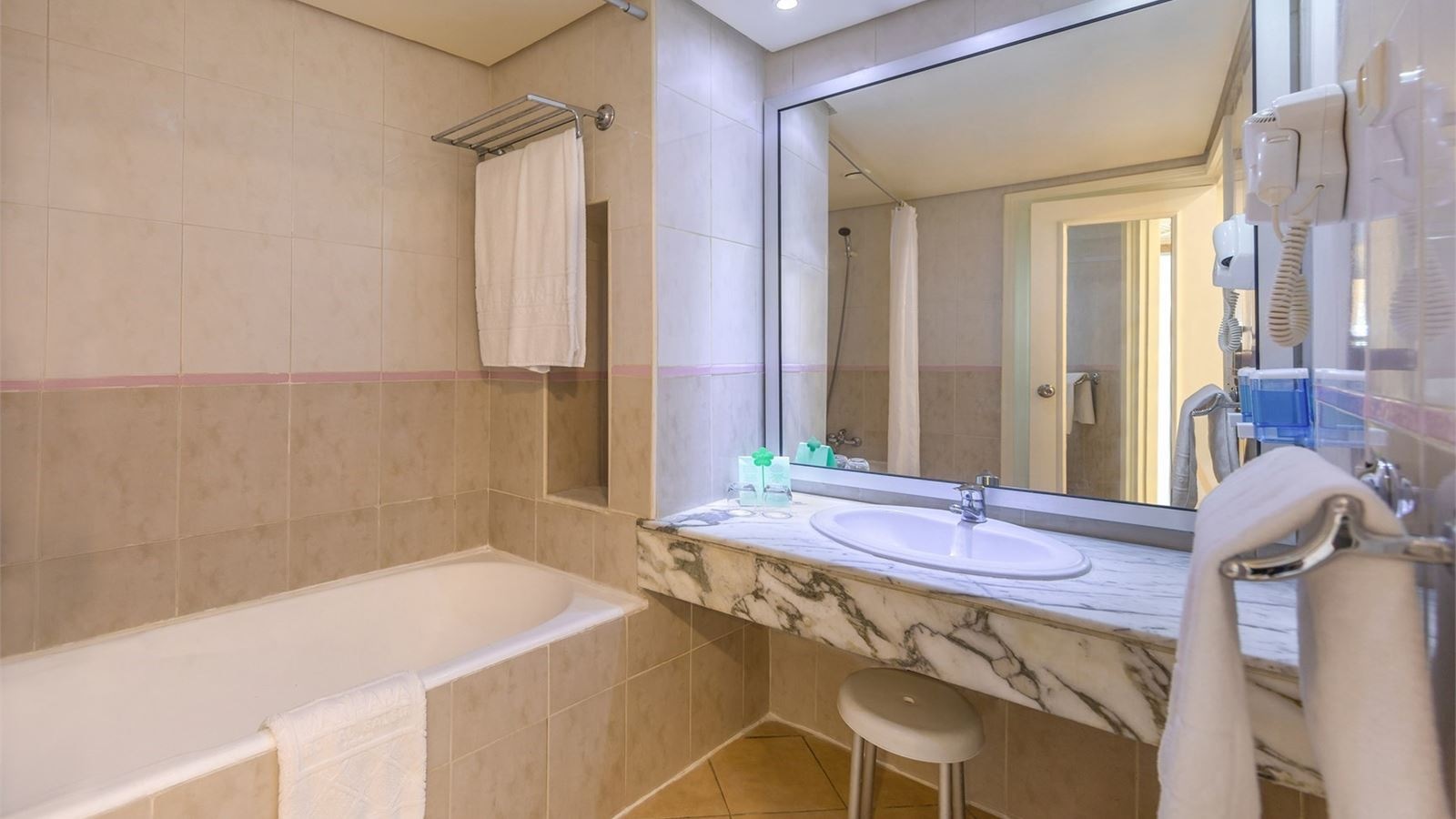 rooms-familyroom-garden-view