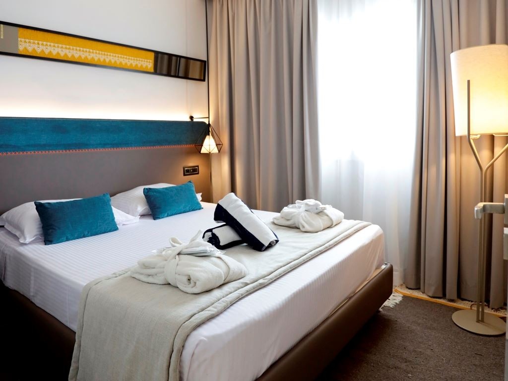 rooms-suite-pool-view