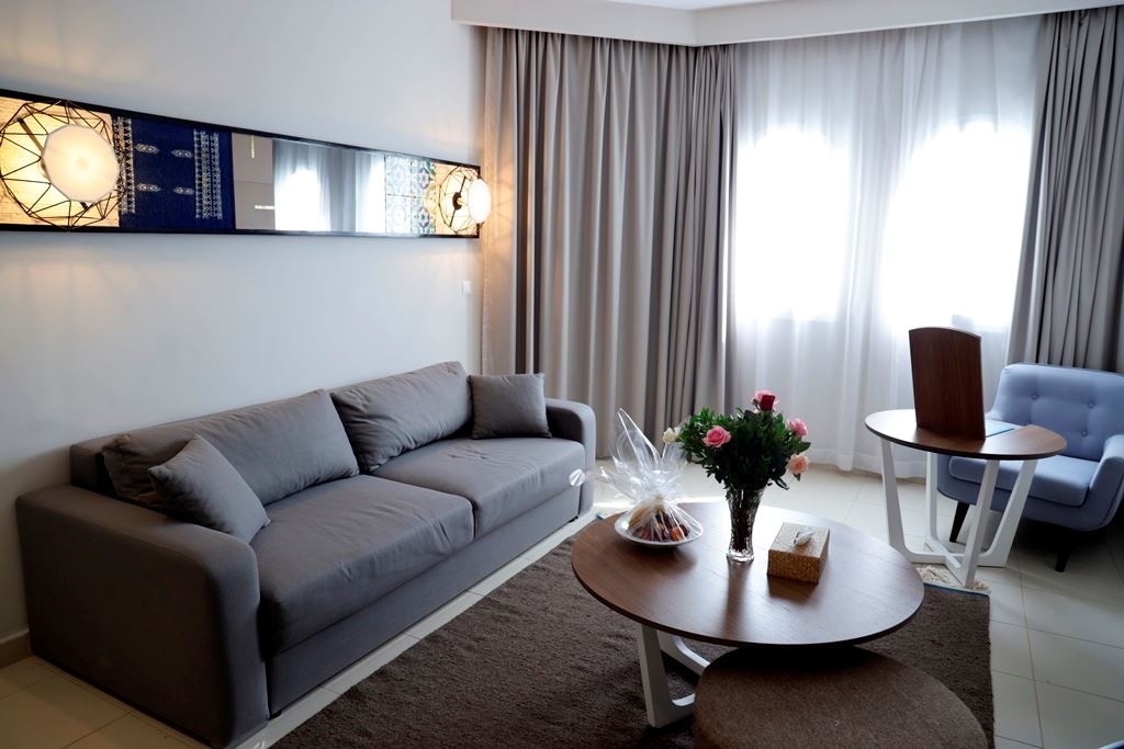 rooms-suite-pool-view