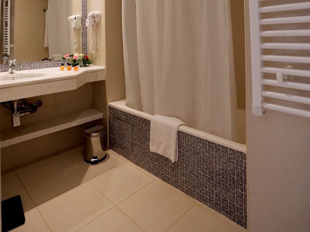 rooms-suite-pool-view